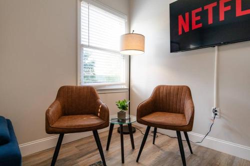 Mins to Broadway with 2 KING beds for up to 6 guests and optional garage parking in Nashville, USA