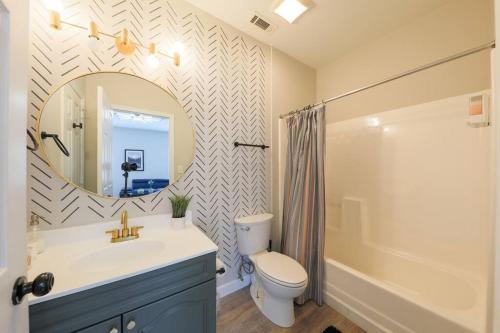 Mins to Broadway with 2 KING beds for up to 6 guests and optional garage parking in Nashville, USA