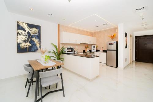 Luxury 2BR Apartment in Dubai Marina - image 10