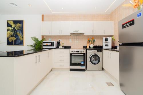 Luxury 2BR Apartment in Dubai Marina - image 13