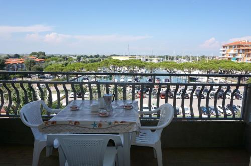  Lovely flat a stone´s throw from the port-Beahost in 30021 Porto Santa Margherita