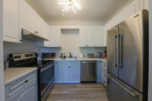 Chic Nashville 2BR Stay with Optional Parking Mins to Music Row, Vanderbilt & Broadway thumb 4