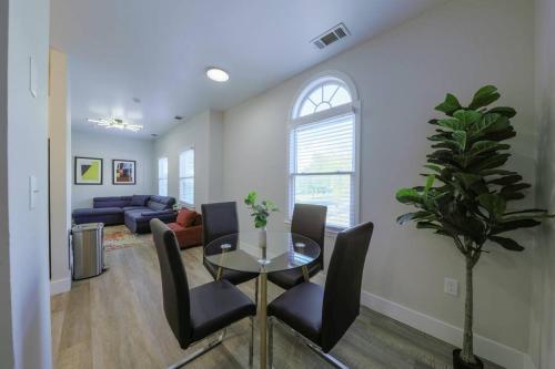 Minutes to Broadway with 2 KING beds for 6 plus optional garage parking in Nashville, USA