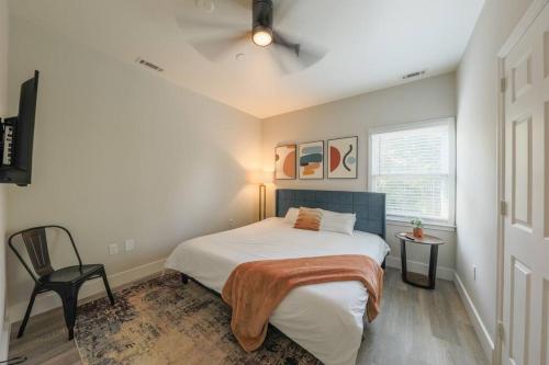 Minutes to Broadway with 2 KING beds for 6 plus optional garage parking in Nashville, USA