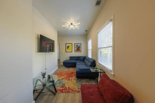 Minutes to Broadway with 2 KING beds for 6 plus optional garage parking in Nashville, USA