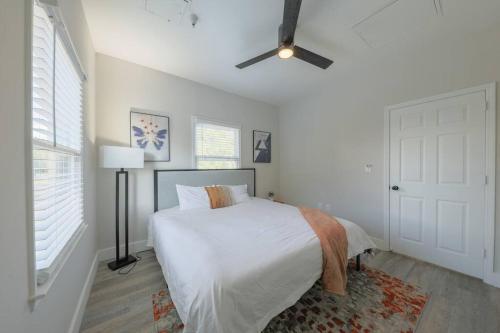 Minutes to Broadway with 2 KING beds for 6 plus optional garage parking in Nashville, USA