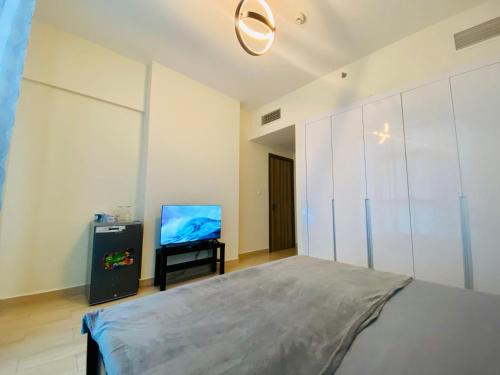 Executive Master Bedroom In Shared Apartment