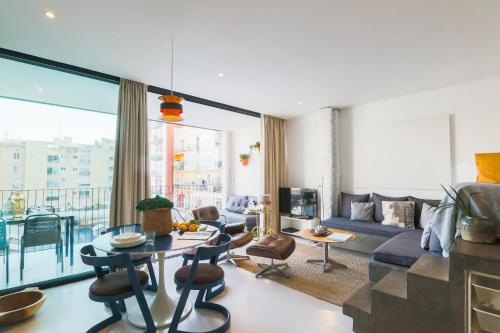 2 twin beds, 1 sofa bed