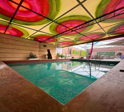 สระว่ายน้ำ, โฮเทล รันเวย์ อินน์ (Hotel Runway Inn) near สนามบินลัลพาหฑูร ศาสตรี