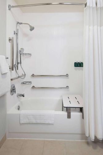 Guestroom Two Doubles with Bathtub - Mobility Accessible