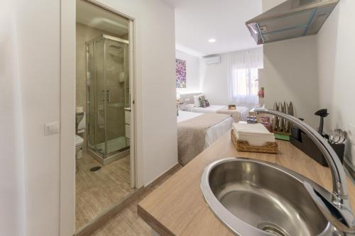 Twin Room image 10