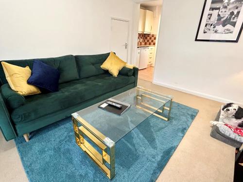 ผับ/เลาจน์, KB51 Charming 2 bed house in Horsham, pets very welcome and long stays with easy access to London, B in ฮอร์ชาม