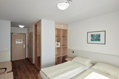 Deluxe Double Room with Courtyard View image 2