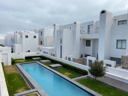Marina Village 25 Penthouse, Club Mykonos-Langebaan in לנגבן