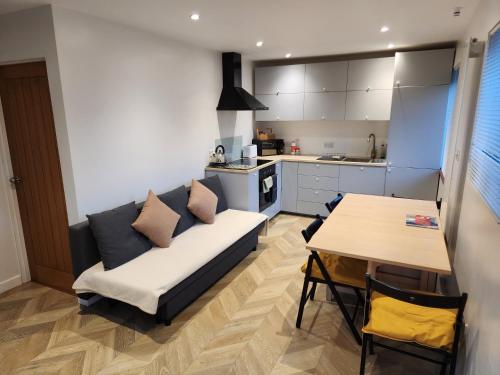 Modern 3 bedroom home in Guildford. Sleeps 8 - Guildford