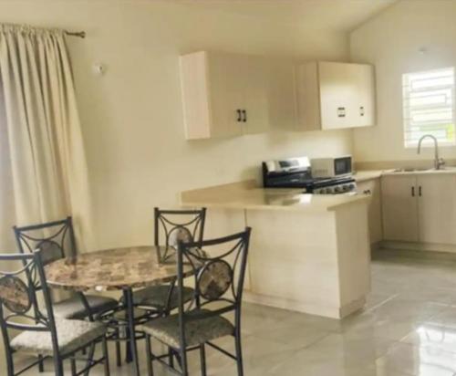 مطبخ, House - Sleeps 4 & Free Parking in Discovery Bay