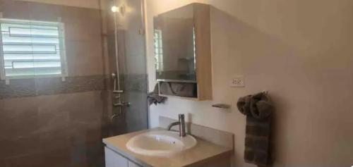 حمام, House - Sleeps 4 & Free Parking in Discovery Bay