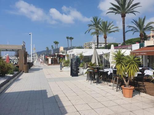 Ristorante, Bas de villa cosy Juan les Pins avec jardin in Avenue de Cannes