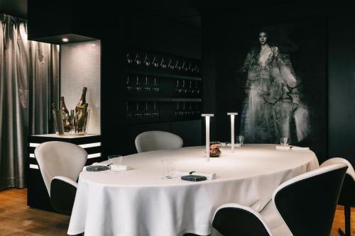 7132 Hotel - image 6