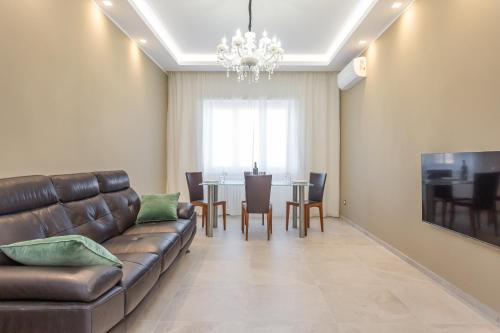 2-Bedroom Retreat near Metro & Parks - image 11