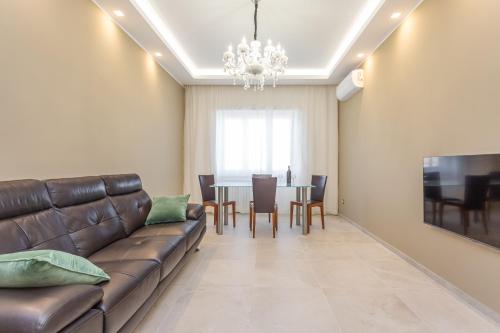 2-Bedroom Retreat near Metro & Parks - image 2