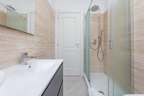 2-Bedroom Retreat near Metro & Parks - image 5