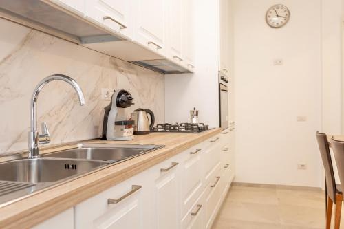 2-Bedroom Retreat near Metro & Parks - image 6