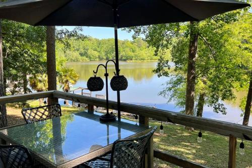 Romantic Lakefront Cottage with Boat Dock on Quiet Cove