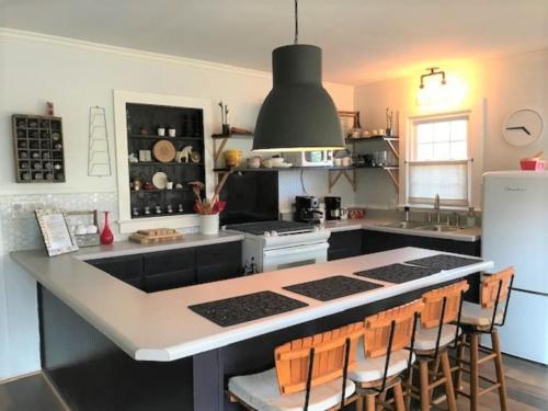 Charming Romantic Lakefront Cottage or Guest Room Depending on Availability Near Golf in Anderson (SC)