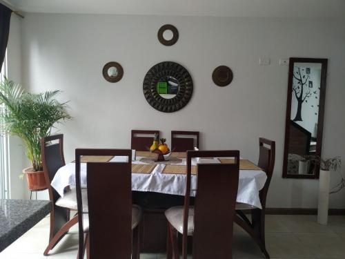 Vive un alojamiento privado, en una área tranquila con espacio verde