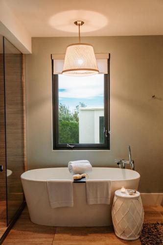 Baño, The Loren at Pink Beach in Tuckers Town