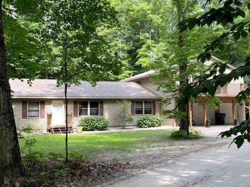 4 Bedroom/2 Bath Home 20 Acres of Woods - Hot Tub in Benzonia, Vereinigte Staaten von Amerika