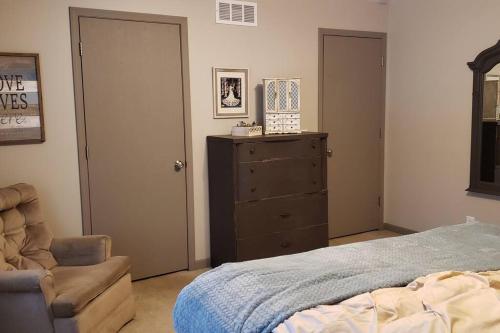 4 Bedroom/2 Bath Home 20 Acres of Woods - Hot Tub in Benzonia, USA