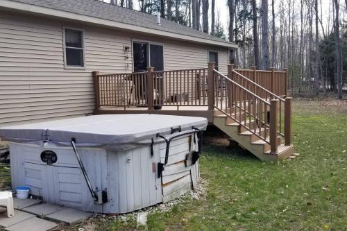 4 Bedroom/2 Bath Home 20 Acres of Woods - Hot Tub in Benzonia, USA