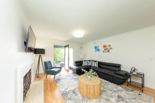 Modern 2BR with Optional Parking Near Vanderbilt & Music Row, Walk to Centennial Park & Mins to Broa