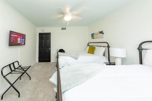 Minutes to Broadway family unit with 2Br-2Ba and Optional private parking in Nashville, USA