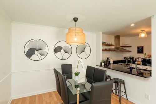 Minutes to Broadway family unit with 2Br-2Ba and Optional private parking in Nashville, USA