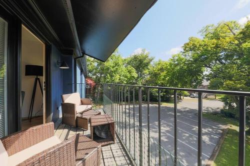 Minutes to Broadway family unit with 2Br-2Ba and Optional private parking in Nashville, USA