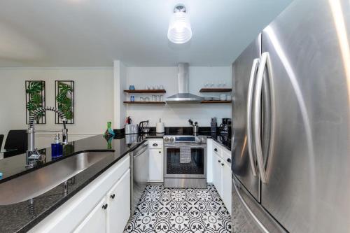 Minutes to Broadway family unit with 2Br-2Ba and Optional private parking in Nashville, USA