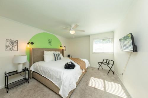 Minutes to Broadway family unit with 2Br-2Ba and Optional private parking in Nashville, USA