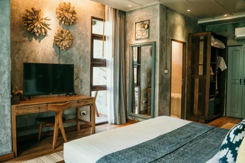 Suite, ground floor, partial sea view