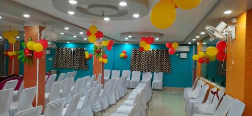 Festsal, OYO 85167 New Gurudeo Basera And Family Restaurant in Manjurahi