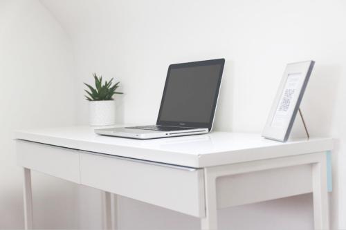 Spacious Room with Parking TV Wi-Fi Desk Kettle