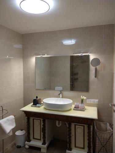 Gittis Condo - image 4