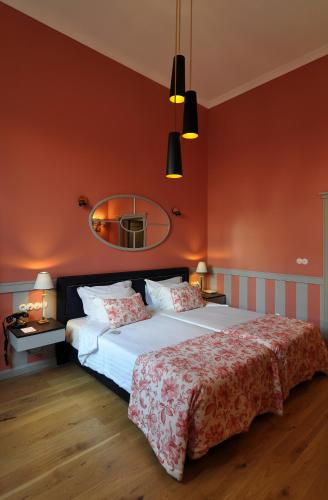 Classic Room image 9