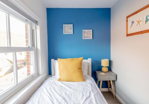 2 BR Stylish Bright Cottage, Pet Friendly - Titchfield Village by Blue Puffin Stays