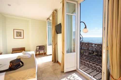 Deluxe Double or Twin Room with Lake View
