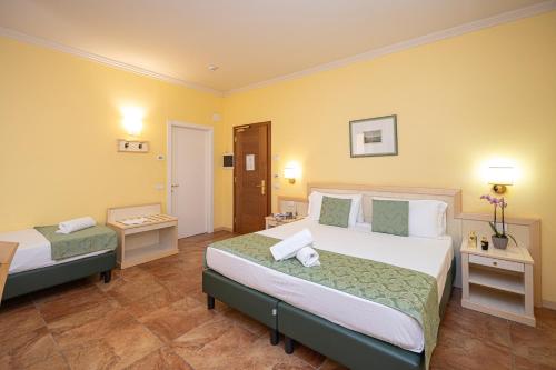 1 queen bed, 1 twin bed