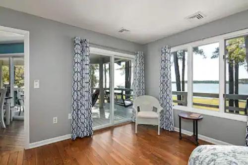 Sunset Breezes - quiet waterfront retreat in แคมบริดจ์ (MD)