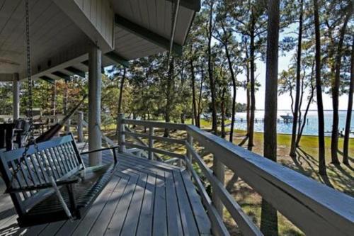 ระเบียง/ชานเรือน, Sunset Breezes - quiet waterfront retreat in แคมบริดจ์ (MD)